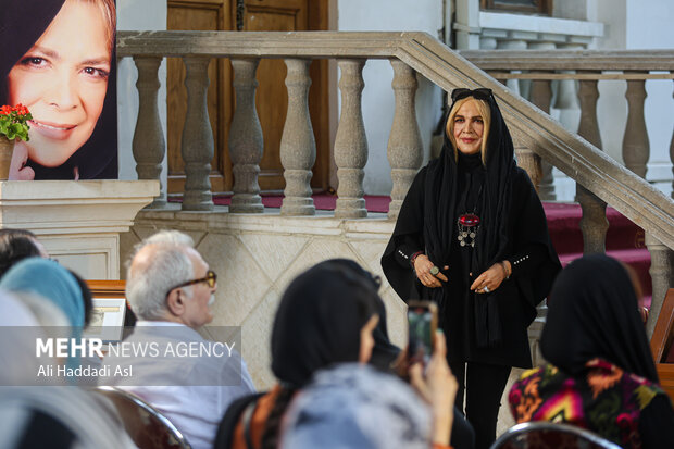 انتقاد به تندیس بیتا فرهی/ توافق مخفی پخشکنندگان و سینماداران!؟ انتقاد به تندیس بیتا فرهی/ توافق مخفی پخشکنندگان و سینماداران!؟