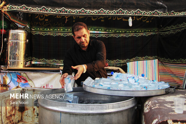 پذیرایی قرارگاه مردمی اربعین قم از زائران ۳۵ ملیت