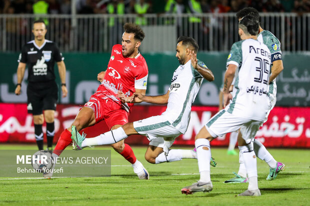 تساوی پرسپولیس مقابل ذوب آهن 10 نفره در نیمه اول