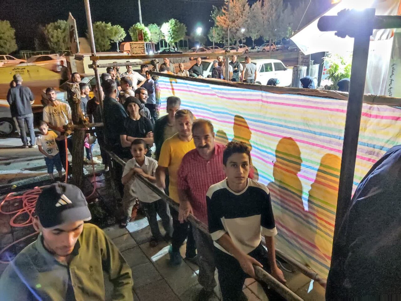 بانوان کرد پیشگام خدمت به زائران/ازخیاطی تاپخت نان محلی درموکبها