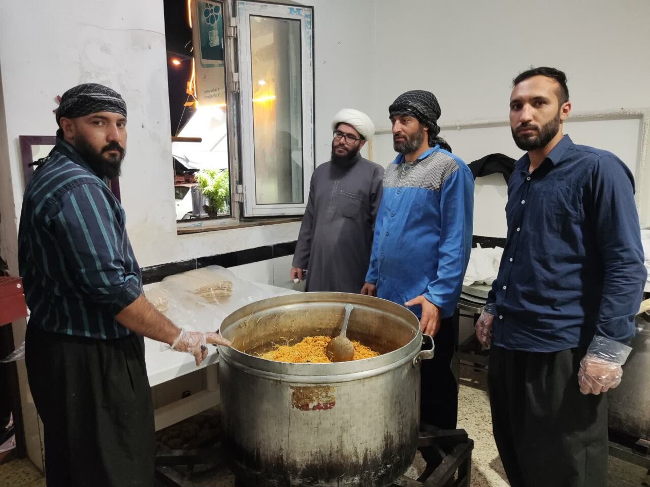 بانوان کرد پیشگام خدمت به زائران/ازخیاطی تاپخت نان محلی درموکبها