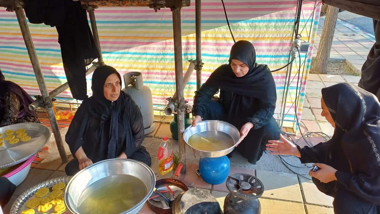 بانوان کرد پیشگام خدمت به زائران/ازخیاطی تاپخت نان محلی درموکبها