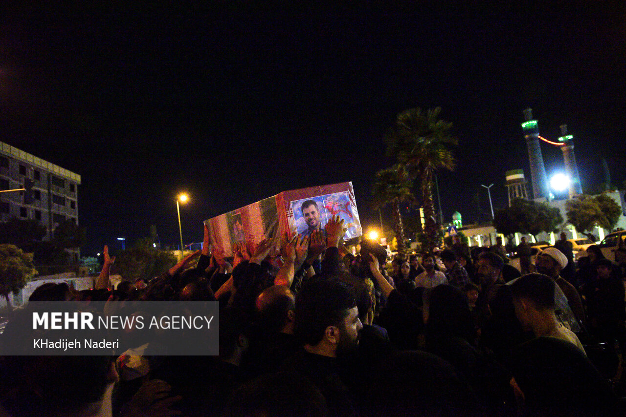 تشییع شهید افشاری روی دستان ارادتمندان به اهل بیت (ع) در شهرضا