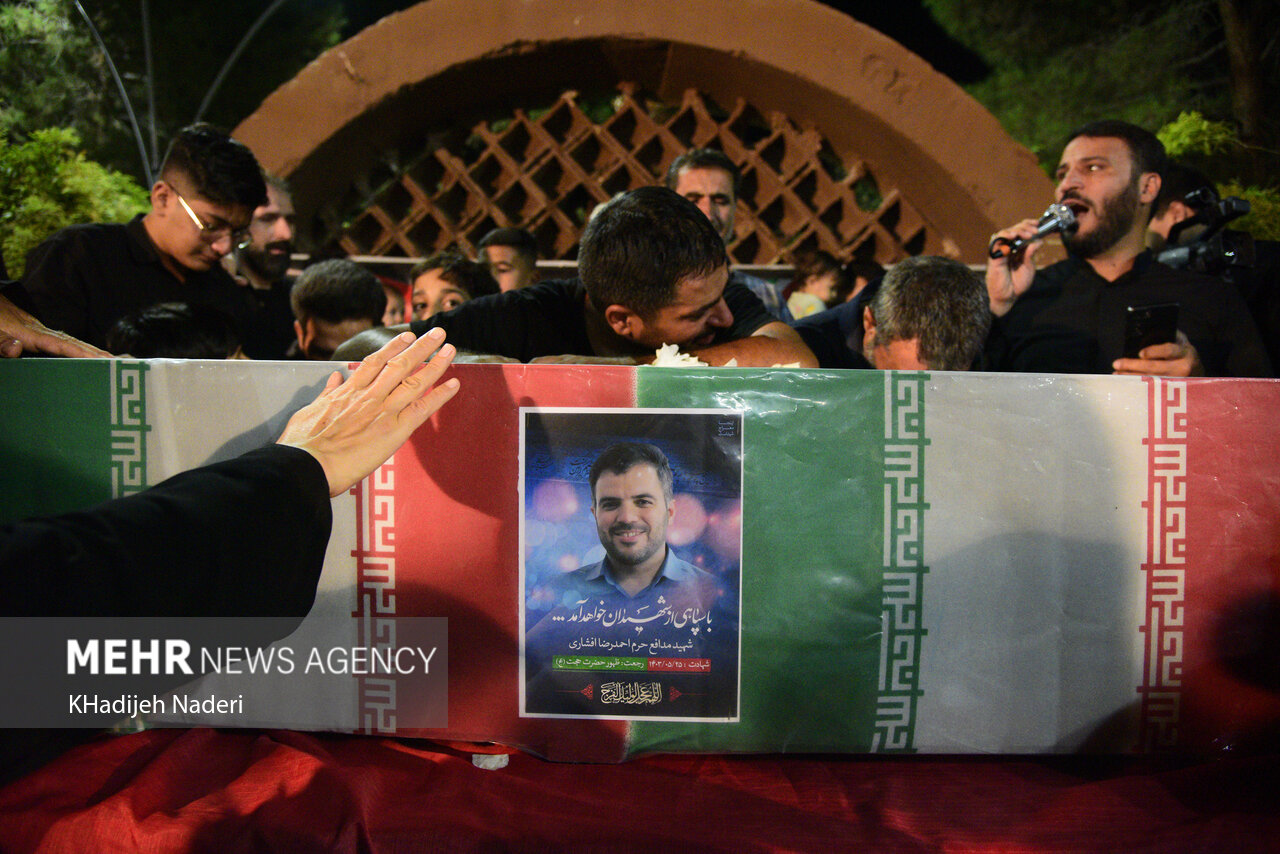 تشییع شهید افشاری روی دستان ارادتمندان به اهل بیت (ع) در شهرضا