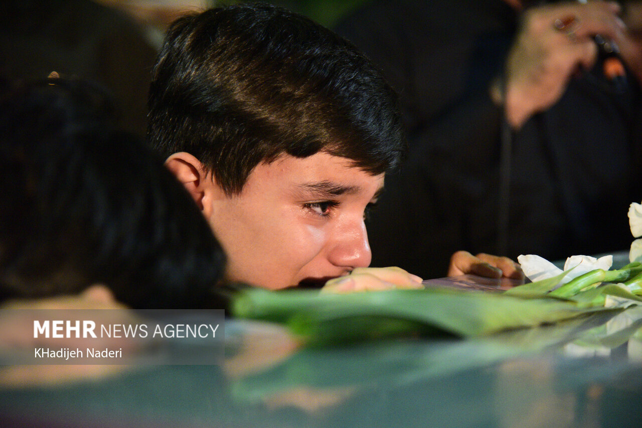 تشییع شهید افشاری روی دستان ارادتمندان به اهل بیت (ع) در شهرضا