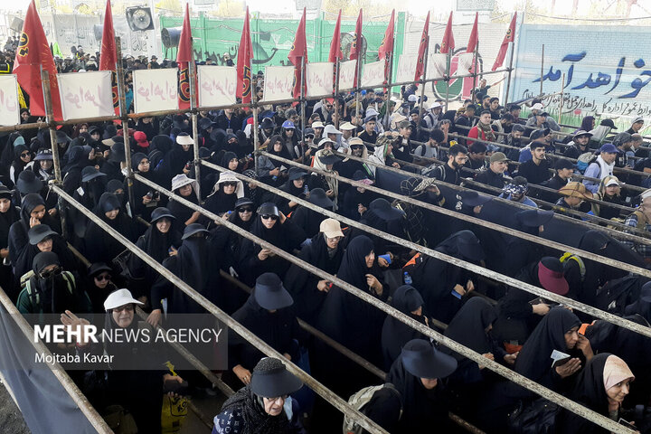 تردد زوار اربعین حسینی در مرز مهران بدون هیچ مشکلی جریان دارد