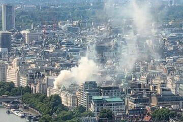 حریق گسترده در یک مرکز تاریخی در لندن/ ۱۲۵ آتش‌نشان و ۲۰ خودرو آتش‌نشانی حضور دارند+ تصاویر