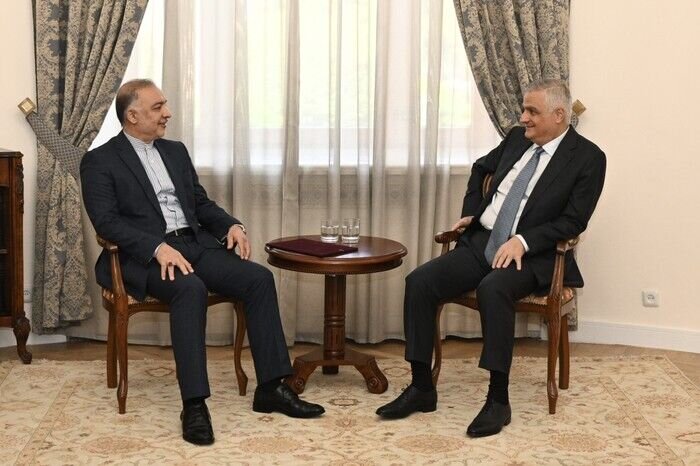 Iran, Armenia review bilateral ties, regional developments