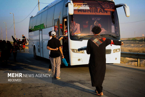 خدمت‌رسانی به زائران امام حسین(ع) توسط موکب‌های ایرانی و افغانستانی