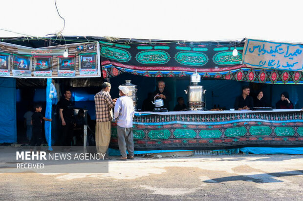 خدمت‌رسانی به زائران امام حسین(ع) توسط موکب‌های ایرانی و افغانستانی