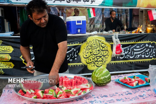 خدمت‌رسانی به زائران امام حسین(ع) توسط موکب‌های ایرانی و افغانستانی