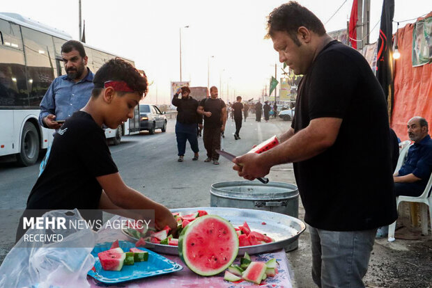 خدمت‌رسانی به زائران امام حسین(ع) توسط موکب‌های ایرانی و افغانستانی