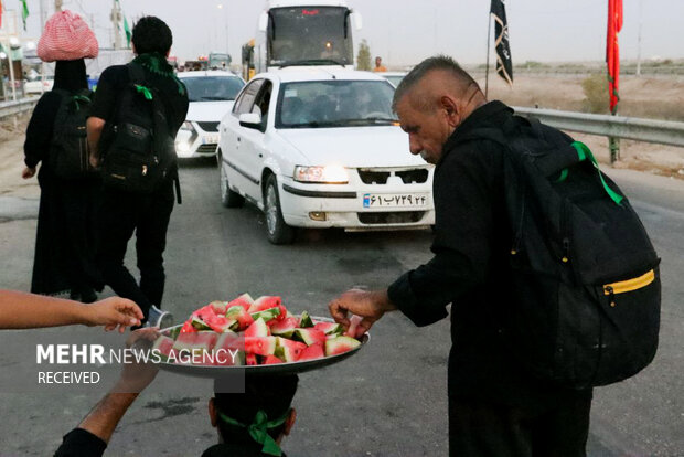 خدمت‌رسانی به زائران امام حسین(ع) توسط موکب‌های ایرانی و افغانستانی