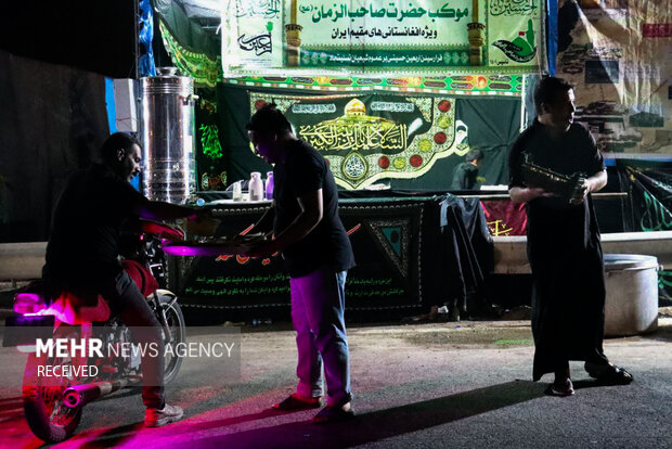 خدمت‌رسانی به زائران امام حسین(ع) توسط موکب‌های ایرانی و افغانستانی