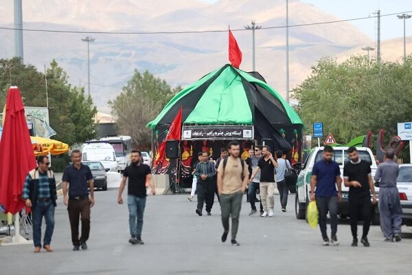 پخش اقلام فرهنگی در بین زائران در پایانه مرزی تمرچین