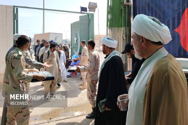 حضور زائران پاکستانی اربعین در مرز میرجاوه