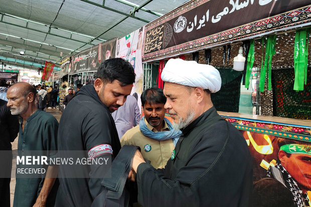 حضور زائران پاکستانی اربعین در مرز میرجاوه