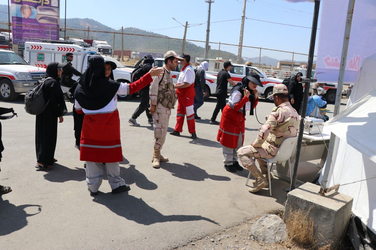 خدمترسانی ۲۴ ساعته پایگاههای هلال احمر به زائران اربعین