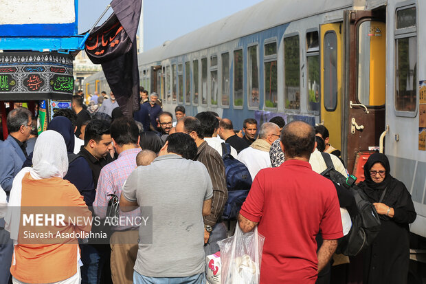 قطار اربعین برای اولین بار در مسیر گیلان - کرمانشاه راهاندازی شد