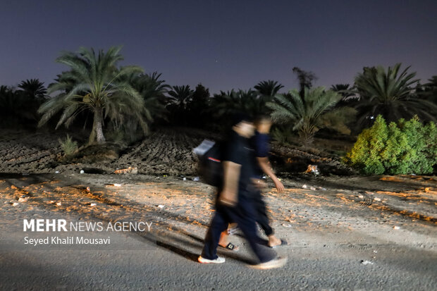 Arbaeen pilgrims on Sabaya road towards Karbala