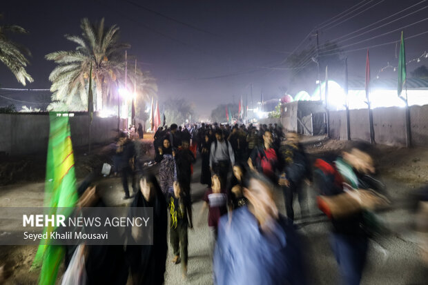 Arbaeen pilgrims on Sabaya road towards Karbala