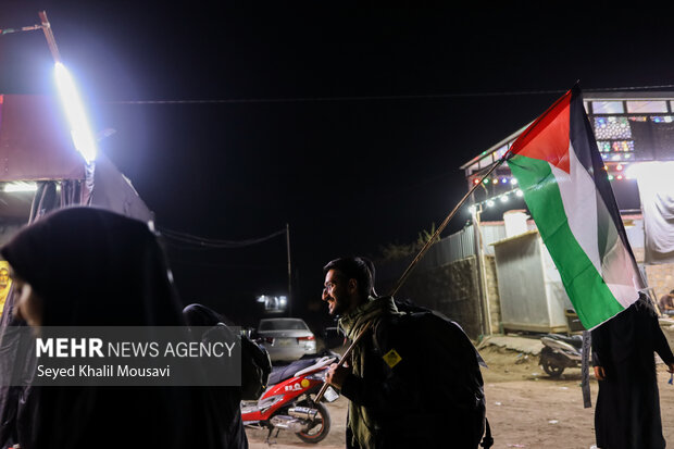 Arbaeen pilgrims on Sabaya road towards Karbala