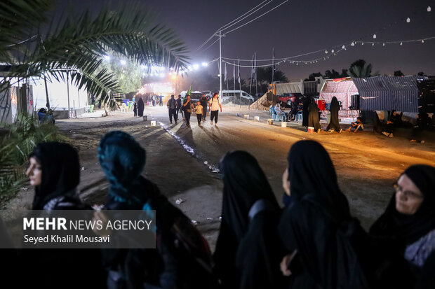 Arbaeen pilgrims on Sabaya road towards Karbala