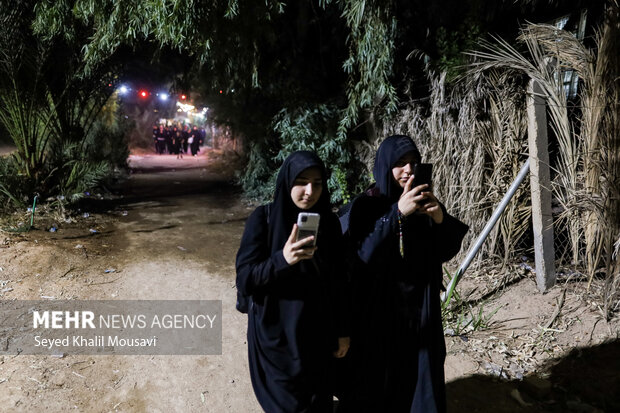 Arbaeen pilgrims on Sabaya road towards Karbala