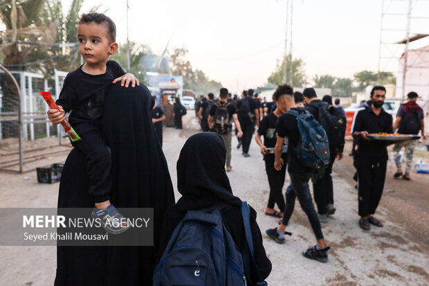 Arbaeen pilgrims on Sabaya road towards Karbala