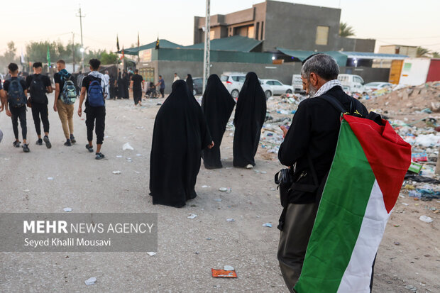 Arbaeen pilgrims on Sabaya road towards Karbala