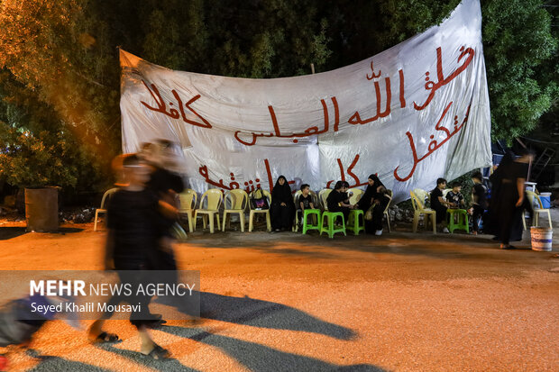 Arbaeen pilgrims on Sabaya road towards Karbala