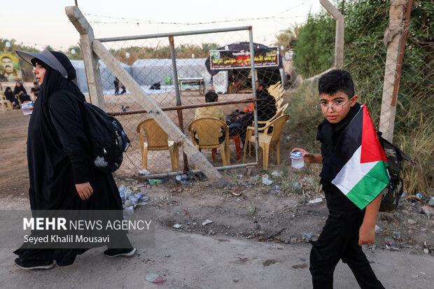 Arbaeen pilgrims on Sabaya road towards Karbala