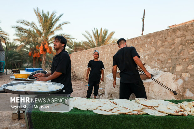 Arbaeen pilgrims on Sabaya road towards Karbala