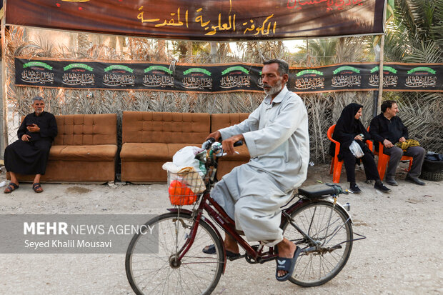 Arbaeen pilgrims on Sabaya road towards Karbala