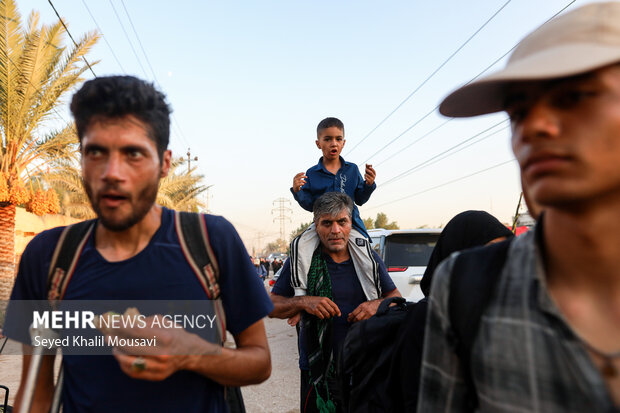 Arbaeen pilgrims on Sabaya road towards Karbala