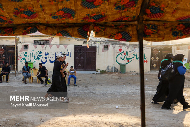 Arbaeen pilgrims on Sabaya road towards Karbala