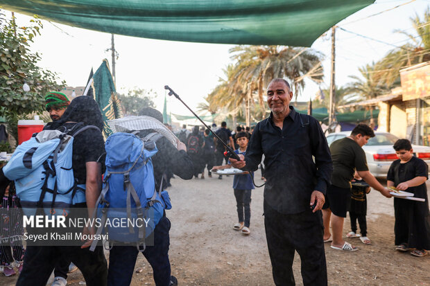 Arbaeen pilgrims on Sabaya road towards Karbala