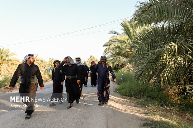 Arbaeen pilgrims on Sabaya road towards Karbala