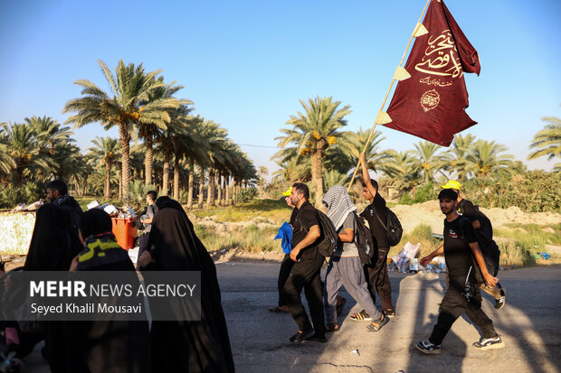 Arbaeen pilgrims on Sabaya road towards Karbala