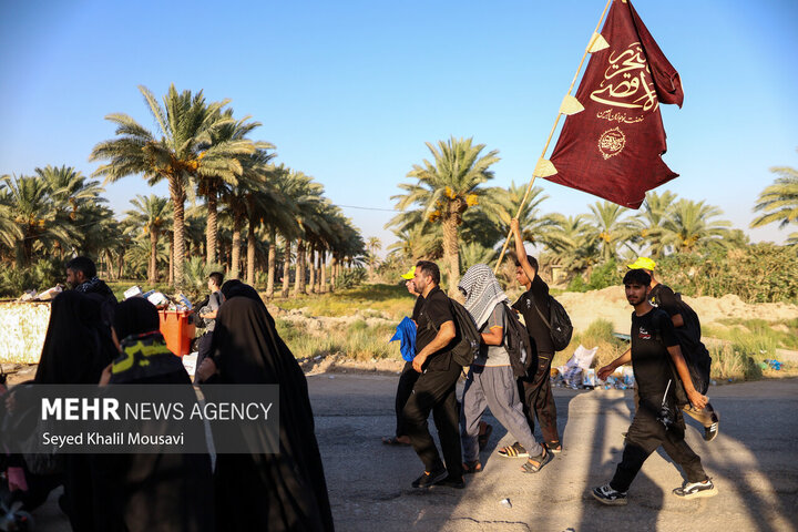 Arbaeen pilgrims on Sabaya road towards Karbala