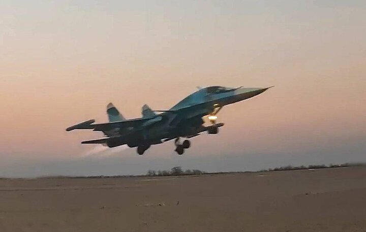 Russian Su-34 bomber destroys Ukrainian armor by glide bombs