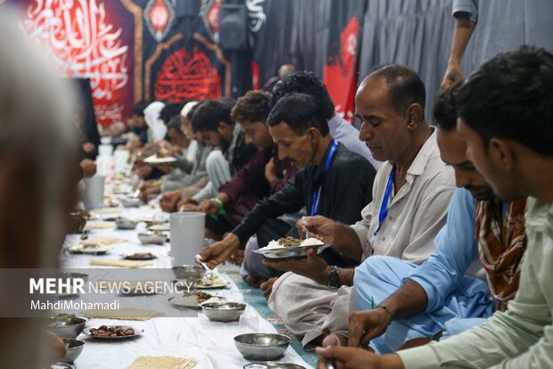 پذیرایی از زائران افعانستانی و پاکستانی در شهر بندرعباس