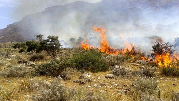 هەڵمەتی کوژاندنەوەی ئاگری دارستانەکانی مەریوان درێژەی هەیە/کۆپتەر نێردراوە