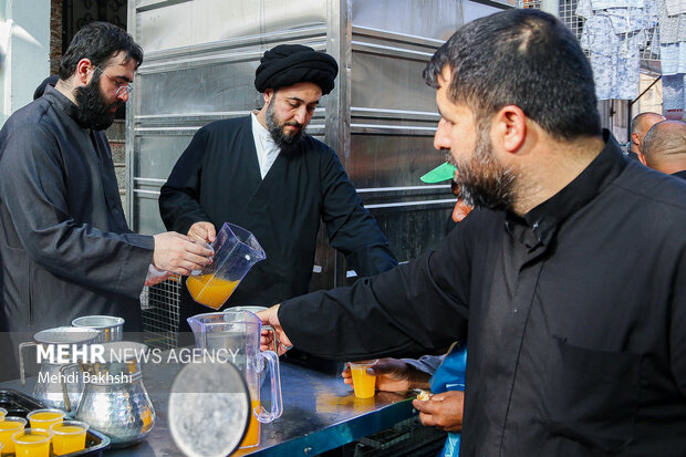 پذیرایی کربلایی‌ها از زائران اربعین