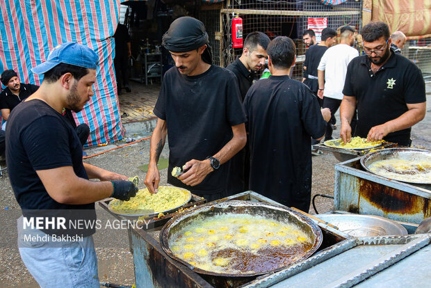 پذیرایی کربلایی‌ها از زائران اربعین