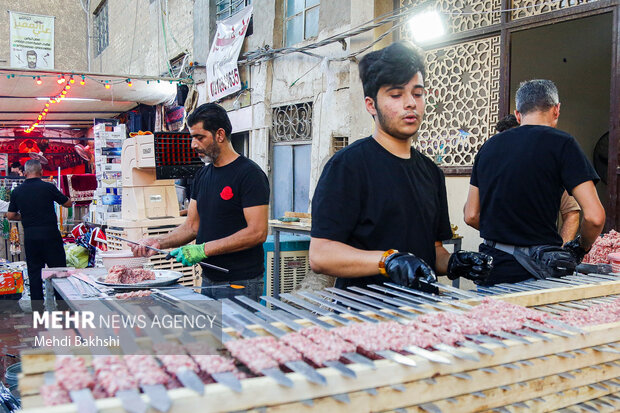 پذیرایی کربلاییها از زائران اربعین پذیرایی کربلاییها از زائران اربعین