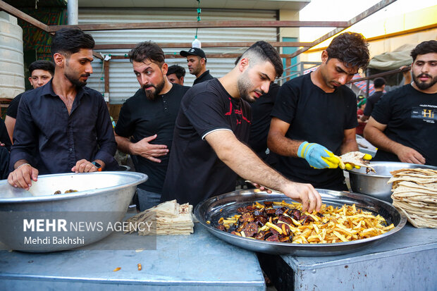 پذیرایی کربلایی‌ها از زائران اربعین