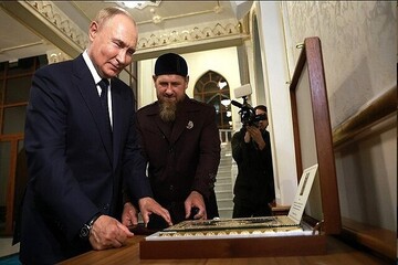 VIDEO: Putin kisses holy Quran in Chechen mosque