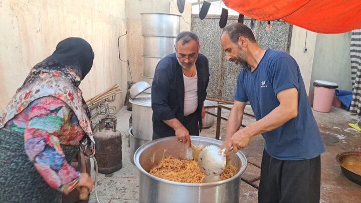 پذیرایی خادمان موکب شهدای رودسر از زائران حسینی در مرز مهران