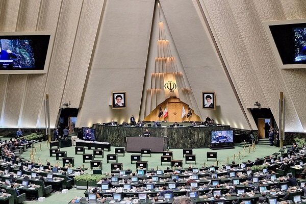 رئیس جمهور و وزیران پیشنهادی از صحن مجلس خارج شدند